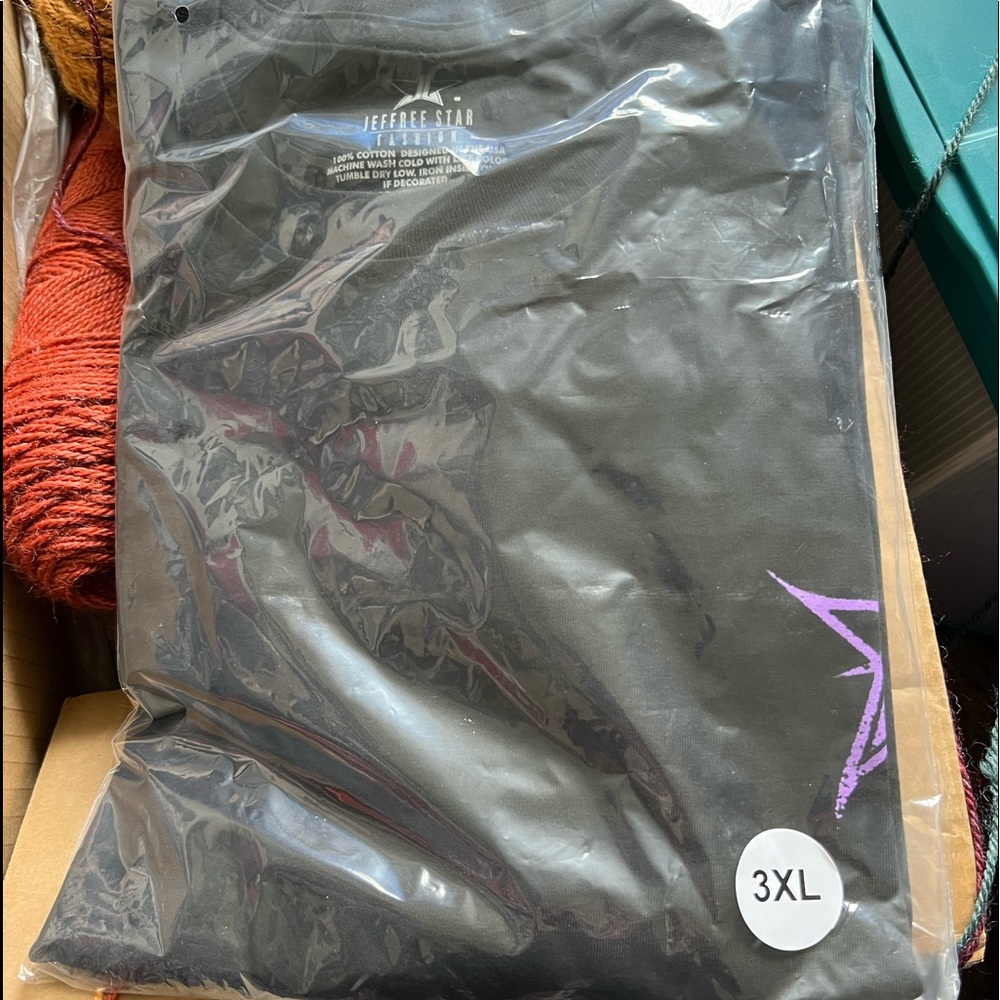 BNIB Jeffree Star Star Lounge T